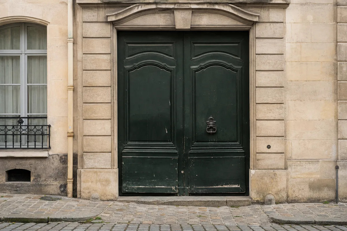 Porte cochère ancienne à double battant dans une rue du centre historique de Versailles