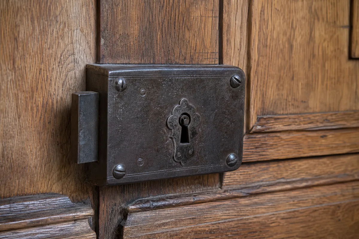 Serrure en applique ancienne sur la porte en chêne d’une maison de maître à Maisons-Laffitte